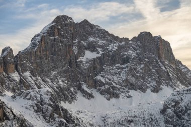 Civetta tatil köyü. İtalya 'da kışın Dolomitler' in panoramik manzarası. Dolomites, İtalya 'da kayak merkezi. Dolomitlerdeki kayak yamaçlarının ve dağların havadan görünüşü.