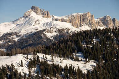 Civetta tatil köyü. İtalya 'da kışın Dolomitler' in panoramik manzarası. Dolomites, İtalya 'da kayak merkezi. Dolomitlerdeki kayak yamaçlarının ve dağların havadan görünüşü.