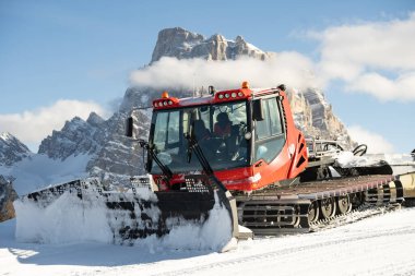 İtalya 'daki Dolomites Alp Dağları' nın önünde bir kuaför. İtalya 'da dolomit alplerinde kar tımarcısı.