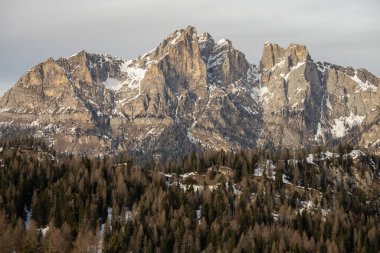 Civetta tatil köyü. İtalya 'da kışın Dolomitler' in panoramik manzarası. Dolomites, İtalya 'da kayak merkezi. Dolomitlerdeki kayak yamaçlarının ve dağların havadan görünüşü.