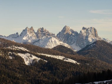 Civetta tatil köyü. İtalya 'da kışın Dolomitler' in panoramik manzarası. Dolomites, İtalya 'da kayak merkezi. Dolomitlerdeki kayak yamaçlarının ve dağların havadan görünüşü.