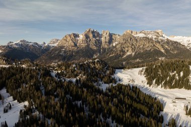 Civetta tatil köyü. İtalya 'da kışın Dolomitler' in panoramik manzarası. Dolomites, İtalya 'da kayak merkezi. Dolomitlerdeki kayak yamaçlarının ve dağların havadan görünüşü.