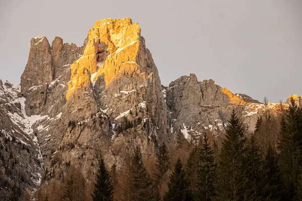 Dolomitler 'de günbatımı, İtalya. Tepeler batan güneşle aydınlanır. Civetta 'daki kış manzarası dağları, İtalyan dolomitleri.