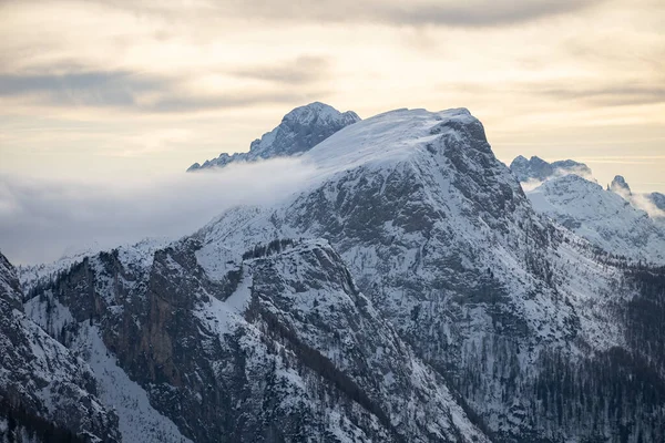 Civetta tatil köyü. İtalya 'da kışın Dolomitler' in panoramik manzarası. Dolomites, İtalya 'da kayak merkezi. Dolomitlerdeki kayak yamaçlarının ve dağların havadan görünüşü.