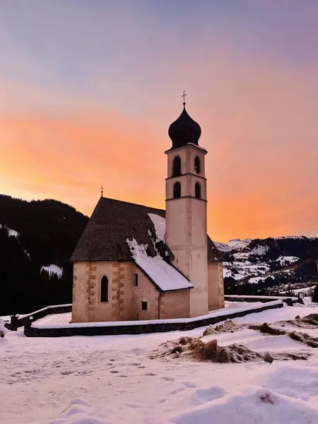 Dolomitlerdeki Civetta şehir kilisesi İtalya 'da..