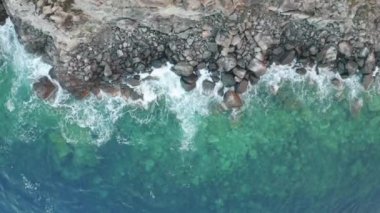 Kassandra Penisula Chalkidiki Yunanistan 'daki Glarokavos Limanı ve lagün plajının insansız hava aracı görüntüsü. Göl insansız hava aracı mavi deniz Yunanistan 'ı görüyor.