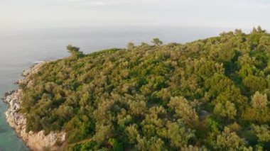 Kassandra Penisula Chalkidiki Yunanistan 'daki Glarokavos Limanı ve lagün plajının insansız hava aracı görüntüsü. Göl insansız hava aracı mavi deniz Yunanistan 'ı görüyor.