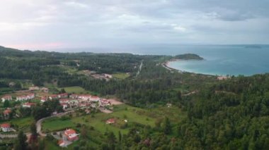 Kassandra Sithonia 'daki Paliouri Sahili' nin insansız hava aracı görüntüsü penisula Chalkidiki Yunanistan Hava aracı görüntüsü Kassandra Sithonia penisula Chalkidiki Yunanistan 'daki Paliouri Sahil Chrousso Köyü