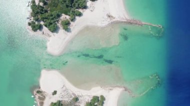 Kassandra Penisula Chalkidiki Yunanistan 'daki Glarokavos Limanı ve lagün plajının insansız hava aracı görüntüsü. Göl insansız hava aracı mavi deniz Yunanistan 'ı görüyor.
