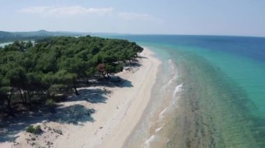 Kassandra Penisula Chalkidiki Yunanistan 'daki Glarokavos Limanı ve lagün plajının insansız hava aracı görüntüsü. Göl insansız hava aracı mavi deniz Yunanistan 'ı görüyor.