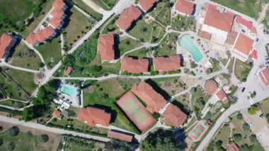 Kassandra Sithonia 'daki Paliouri Sahili' nin insansız hava aracı görüntüsü penisula Chalkidiki Yunanistan Hava aracı görüntüsü Kassandra Sithonia penisula Chalkidiki Yunanistan 'daki Paliouri Sahil Chrousso Köyü
