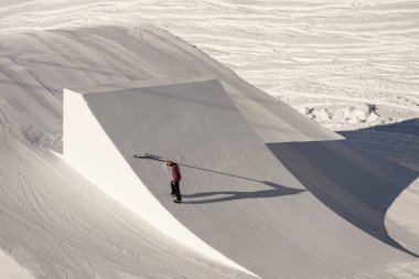 Snowpark Shaper bir golcüyü şekillendiriyor. İtalya 'da kış dolomitleri. Madonna di Campiglio köyünde kış ve İtalya 'da bir kayak merkezi. Madonna di Madonna di Campiglio ve ursus kar parkı Val Rendena dolomitler trentino İtalya 'da. 