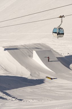 Snowpark Shaper bir golcüyü şekillendiriyor. İtalya 'da kış dolomitleri. Madonna di Campiglio köyünde kış ve İtalya 'da bir kayak merkezi. Madonna di Madonna di Campiglio ve ursus kar parkı Val Rendena dolomitler trentino İtalya 'da. 