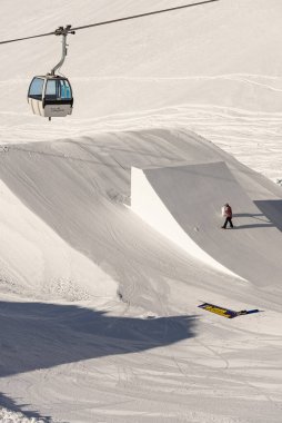 Snowpark Shaper bir golcüyü şekillendiriyor. İtalya 'da kış dolomitleri. Madonna di Campiglio köyünde kış ve İtalya 'da bir kayak merkezi. Madonna di Madonna di Campiglio ve ursus kar parkı Val Rendena dolomitler trentino İtalya 'da. 