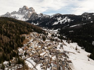 Santa Fosca Civetta tatil köyü. İtalya 'da kışın Dolomitler' in panoramik manzarası. Dolomites, İtalya 'da kayak merkezi. Santa Fosca kayak pistleri ve dolomitlerle dağların hava aracı görüntüsü.
