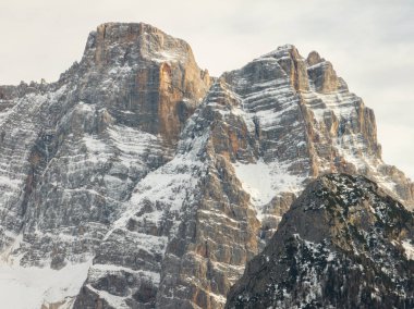 Civetta tatil köyü. İtalya 'da kışın Dolomitler' in panoramik manzarası. Dolomites, İtalya 'da kayak merkezi. Dolomite 'lar içinde kayak yamaçlarının ve dağların hava aracı görüntüsü.