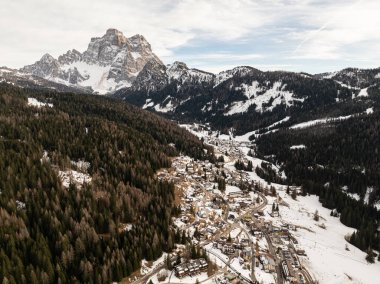 Santa Fosca Civetta tatil köyü. İtalya 'da kışın Dolomitler' in panoramik manzarası. Dolomites, İtalya 'da kayak merkezi. Santa Fosca kayak pistleri ve dolomitlerle dağların hava aracı görüntüsü.
