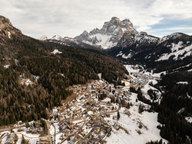 Santa Fosca Civetta tatil köyü. İtalya 'da kışın Dolomitler' in panoramik manzarası. Dolomites, İtalya 'da kayak merkezi. Santa Fosca kayak pistleri ve dolomitlerle dağların hava aracı görüntüsü.