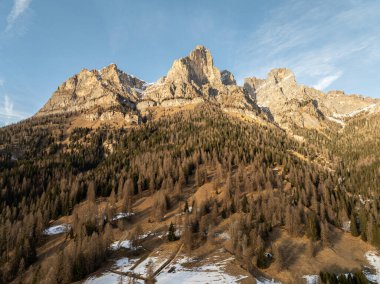 Civetta tatil köyü. İtalya 'da kışın Dolomitler' in panoramik manzarası. Dolomites, İtalya 'da kayak merkezi. Dolomite 'lar içinde kayak yamaçlarının ve dağların hava aracı görüntüsü.