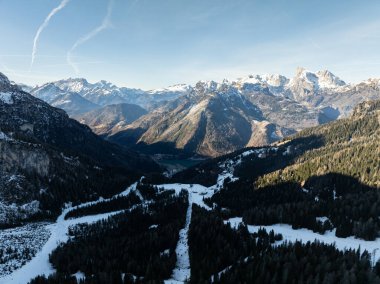 Civetta tatil köyü. İtalya 'da kışın Dolomitler' in panoramik manzarası. Dolomites, İtalya 'da kayak merkezi. Dolomite 'lar içinde kayak yamaçlarının ve dağların hava aracı görüntüsü.