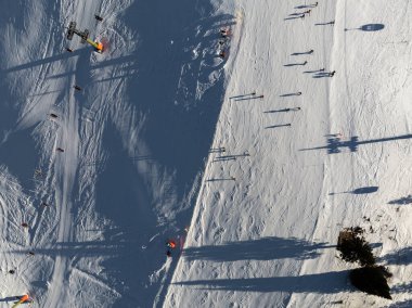 Civetta tatil köyü. İtalya 'da kışın Dolomitler' in panoramik manzarası. Dolomites, İtalya 'da kayak merkezi. Dolomite 'lar içinde kayak yamaçlarının ve dağların hava aracı görüntüsü.