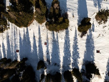 Civetta tatil köyü. İtalya 'da kışın Dolomitler' in panoramik manzarası. Dolomites, İtalya 'da kayak merkezi. Dolomite 'lar içinde kayak yamaçlarının ve dağların hava aracı görüntüsü.