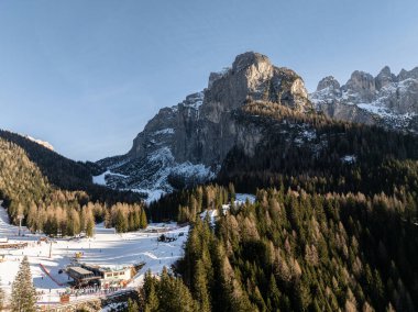 Civetta tatil köyü. İtalya 'da kışın Dolomitler' in panoramik manzarası. Dolomites, İtalya 'da kayak merkezi. Dolomite 'lar içinde kayak yamaçlarının ve dağların hava aracı görüntüsü.