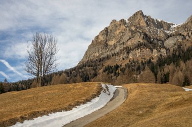 Civetta tatil köyü. İtalya 'da kışın Dolomitler' in panoramik manzarası. Dolomites, İtalya 'da kayak merkezi. Dolomite 'lar içinde kayak yamaçlarının ve dağların hava aracı görüntüsü.