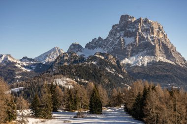 Civetta tatil köyü. İtalya 'da kışın Dolomitler' in panoramik manzarası. Dolomites, İtalya 'da kayak merkezi. Dolomite 'lar içinde kayak yamaçlarının ve dağların hava aracı görüntüsü.