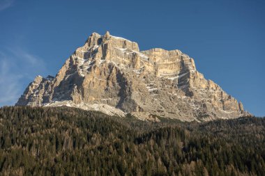 Civetta tatil köyü. İtalya 'da kışın Dolomitler' in panoramik manzarası. Dolomites, İtalya 'da kayak merkezi. Dolomite 'lar içinde kayak yamaçlarının ve dağların hava aracı görüntüsü.