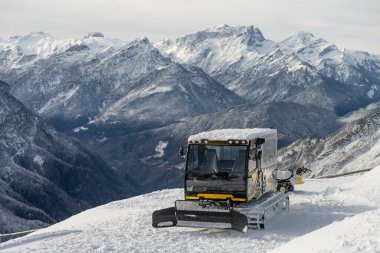 İtalya 'daki Dolomites Alp Dağları' nın önünde bir kuaför. İtalya 'da dolomit alplerinde kar tımarcısı. Kış dağlarında kar tımarcısı.