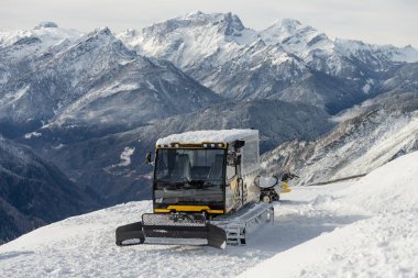 İtalya 'daki Dolomites Alp Dağları' nın önünde bir kuaför. İtalya 'da dolomit alplerinde kar tımarcısı. Kış dağlarında kar tımarcısı.