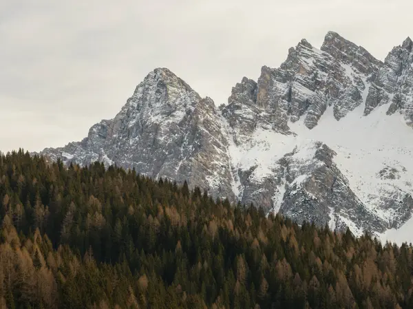 Civetta tatil köyü. İtalya 'da kışın Dolomitler' in panoramik manzarası. Dolomites, İtalya 'da kayak merkezi. Dolomite 'lar içinde kayak yamaçlarının ve dağların hava aracı görüntüsü.