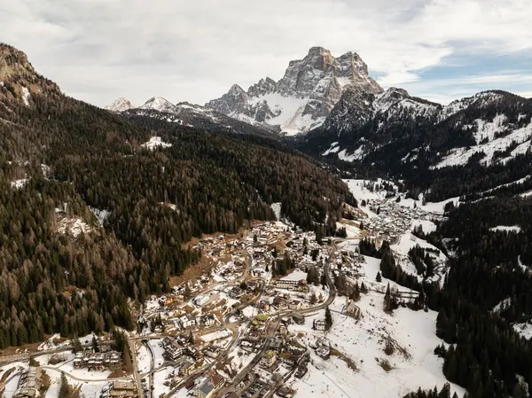 Santa Fosca Civetta tatil köyü. İtalya 'da kışın Dolomitler' in panoramik manzarası. Dolomites, İtalya 'da kayak merkezi. Santa Fosca kayak pistleri ve dolomitlerle dağların hava aracı görüntüsü.