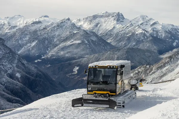 İtalya 'daki Dolomites Alp Dağları' nın önünde bir kuaför. İtalya 'da dolomit alplerinde kar tımarcısı. Kış dağlarında kar tımarcısı.