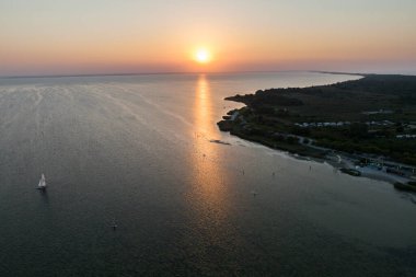 Hel penisula Jastarnia Puck Körfezi Baltık Denizi 'nde günbatımının hava görüntüsü