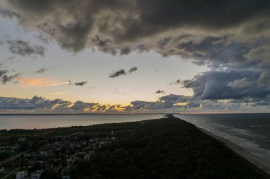 Hel penisula Jastarnia Puck Körfezi Baltık Denizi 'nde günbatımının hava görüntüsü