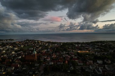 Baltık Denizi kıyısının Jastarnia, Hel yarımadasındaki hava aracı görüntüsü. Polonya 'daki Puck Bay. Polonya 'daki Jastarnia şehri. Jastarnia 'da bulutlu gün batımı.