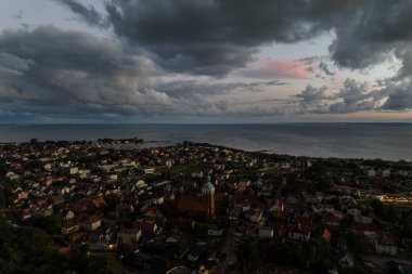 Baltık Denizi kıyısının Jastarnia, Hel yarımadasındaki hava aracı görüntüsü. Polonya 'daki Puck Bay. Polonya 'daki Jastarnia şehri. Jastarnia 'da bulutlu gün batımı.