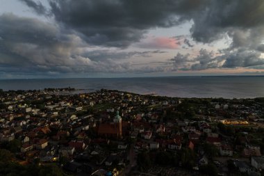 Baltık Denizi kıyısının Jastarnia, Hel yarımadasındaki hava aracı görüntüsü. Polonya 'daki Puck Bay. Polonya 'daki Jastarnia şehri. Jastarnia 'da bulutlu gün batımı.