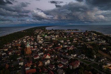 Baltık Denizi kıyısının Jastarnia, Hel yarımadasındaki hava aracı görüntüsü. Polonya 'daki Puck Bay. Polonya 'daki Jastarnia şehri. Jastarnia 'da bulutlu gün batımı.