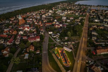 Baltık Denizi kıyısının Jastarnia, Hel yarımadasındaki hava aracı görüntüsü. Polonya 'daki Puck Bay. Polonya 'daki Jastarnia şehri. Jastarnia 'da bulutlu gün batımı.