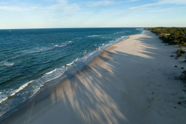 Baltık Denizi 'ndeki HelWild plajlarında güzel vahşi plajlar. Polonya, Baltık Denizi ve Puck Körfezi 'ndeki Hel Yarımadası' nın hava manzarası .  