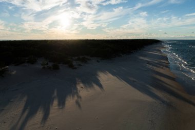Baltık Denizi 'ndeki HelWild plajlarında güzel vahşi plajlar. Polonya, Baltık Denizi ve Puck Körfezi 'ndeki Hel Yarımadası' nın hava manzarası .  