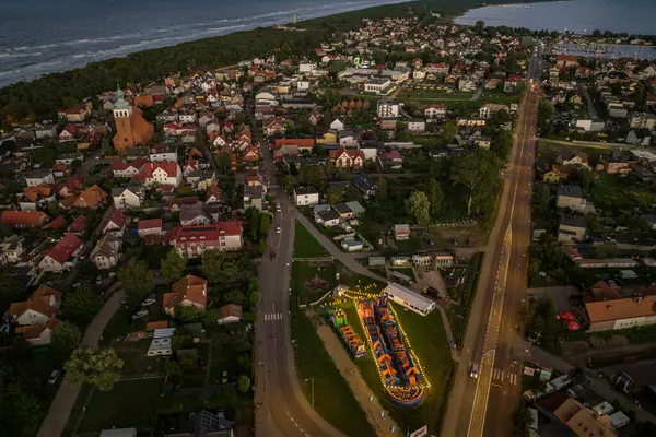 Baltık Denizi kıyısının Jastarnia, Hel yarımadasındaki hava aracı görüntüsü. Polonya 'daki Puck Bay. Polonya 'daki Jastarnia şehri. Jastarnia 'da bulutlu gün batımı.
