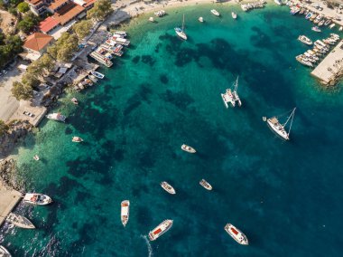 Agios Nikolaos 'un hava aracı fotoğrafı - Zante adasında küçük bir liman. Yunanistan 'da bir çok tekne ve yatla birlikte mavi turkuaz suyu bulunan bir Yunan adasındaki liman, Zakynthos.
