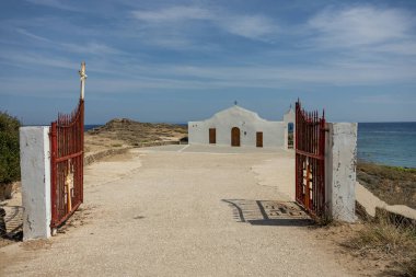 Zakynthos 'taki Ano Vasilikos' taki Aziz Nicholas Kilisesi. Aziz Nicholas Plajı. Yunanistan, Zakynthos ve Agios Nikolaos 'un yazın çekilmiş fotoğrafları