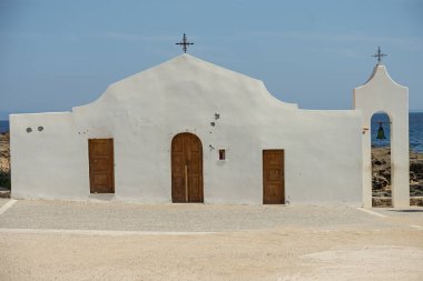 Zakynthos 'taki Ano Vasilikos' taki Aziz Nicholas Kilisesi. Aziz Nicholas Plajı. Yunanistan, Zakynthos ve Agios Nikolaos 'un yazın çekilmiş fotoğrafları