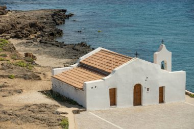 Zakynthos 'taki Ano Vasilikos' taki Aziz Nicholas Kilisesi. Aziz Nicholas Plajı. Yunanistan, Zakynthos ve Agios Nikolaos 'un yazın çekilmiş fotoğrafları