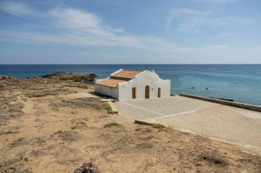 Zakynthos 'taki Ano Vasilikos' taki Aziz Nicholas Kilisesi. Aziz Nicholas Plajı. Yunanistan, Zakynthos ve Agios Nikolaos 'un yazın çekilmiş fotoğrafları